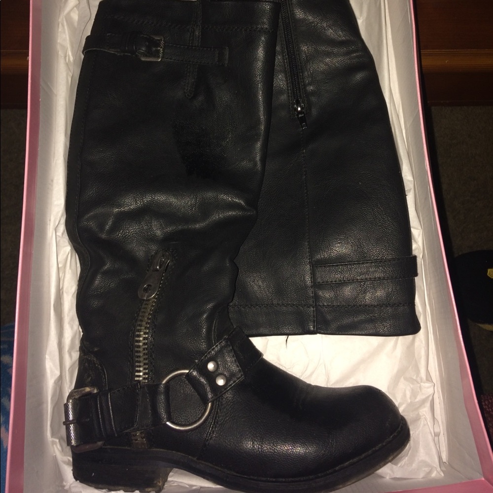 BlAck leather boots